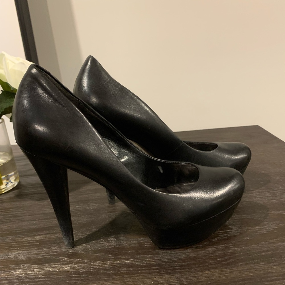 Guess black leather platform pump